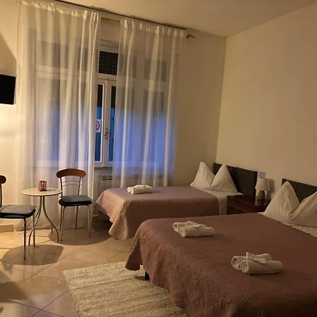 Altea לינה וארוחת בוקר 3*